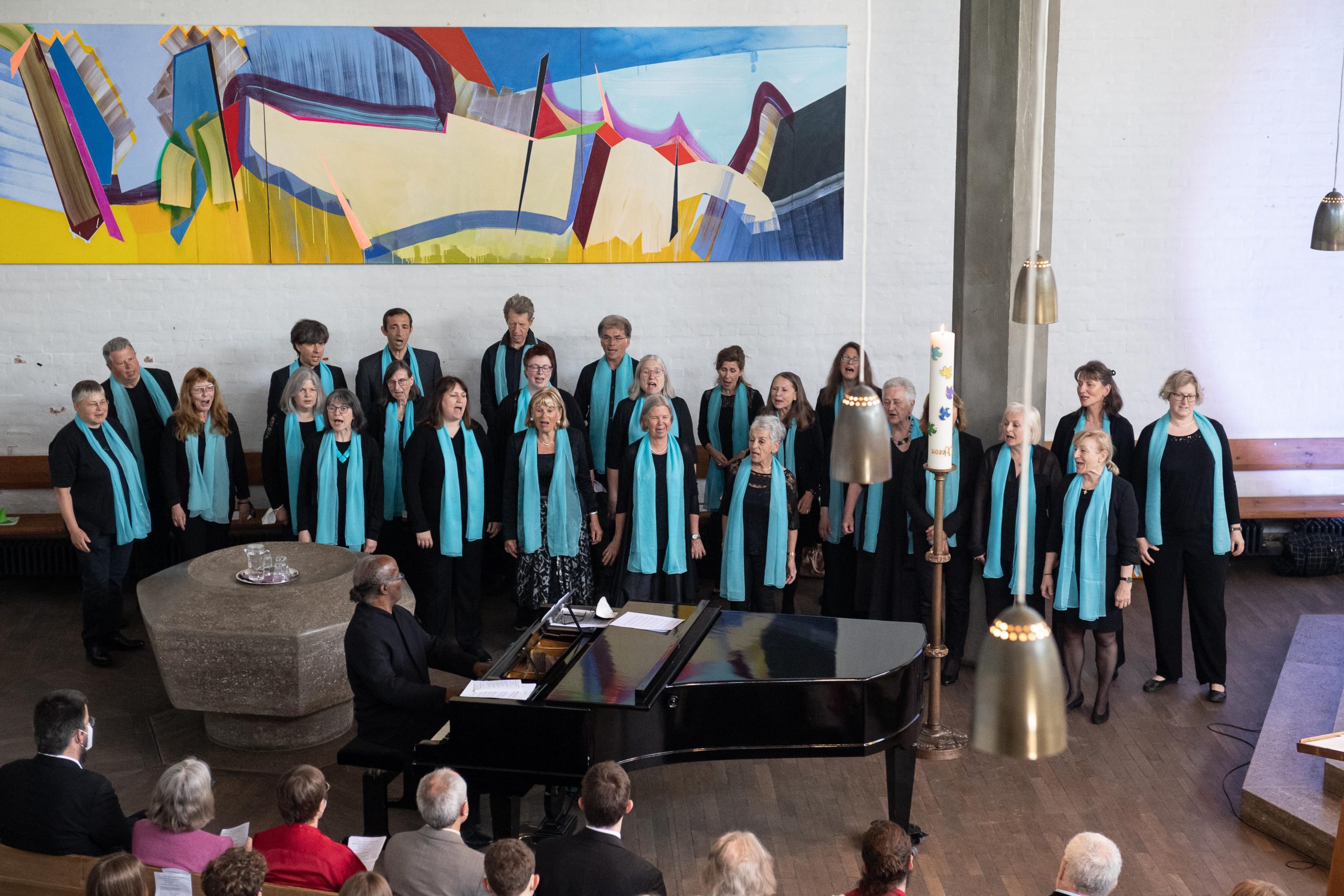 Mitglieder des Munich Mass Choir beim Auftritt in einer Kirche