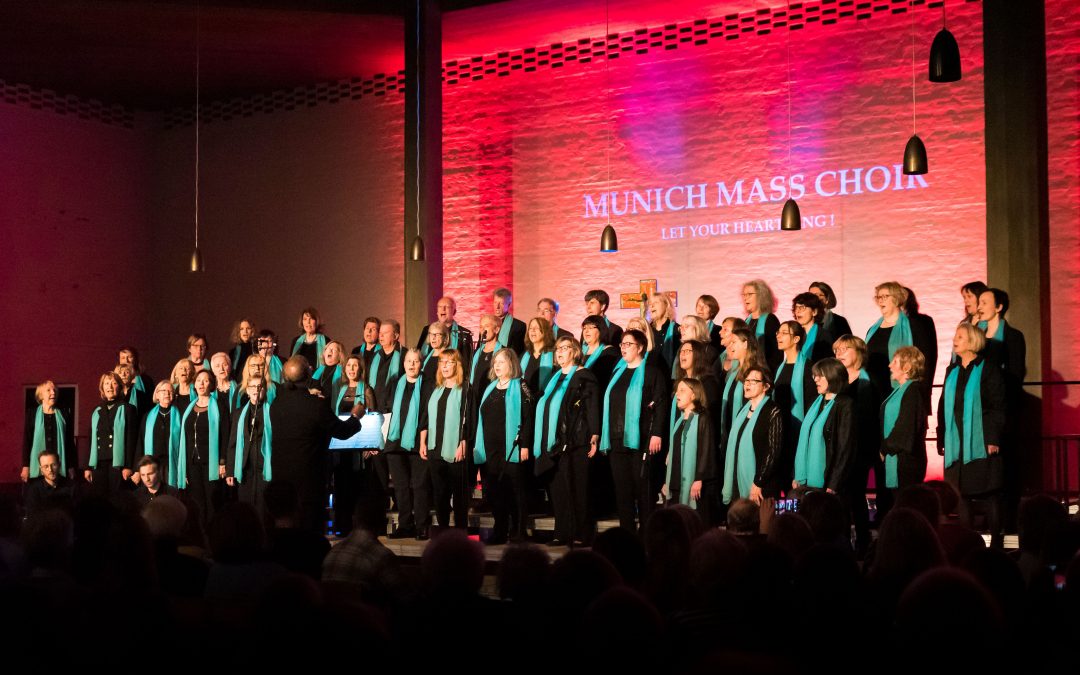 Mitglieder des Munich Mass Choir beim Auftritt in der Nazarethkirche
