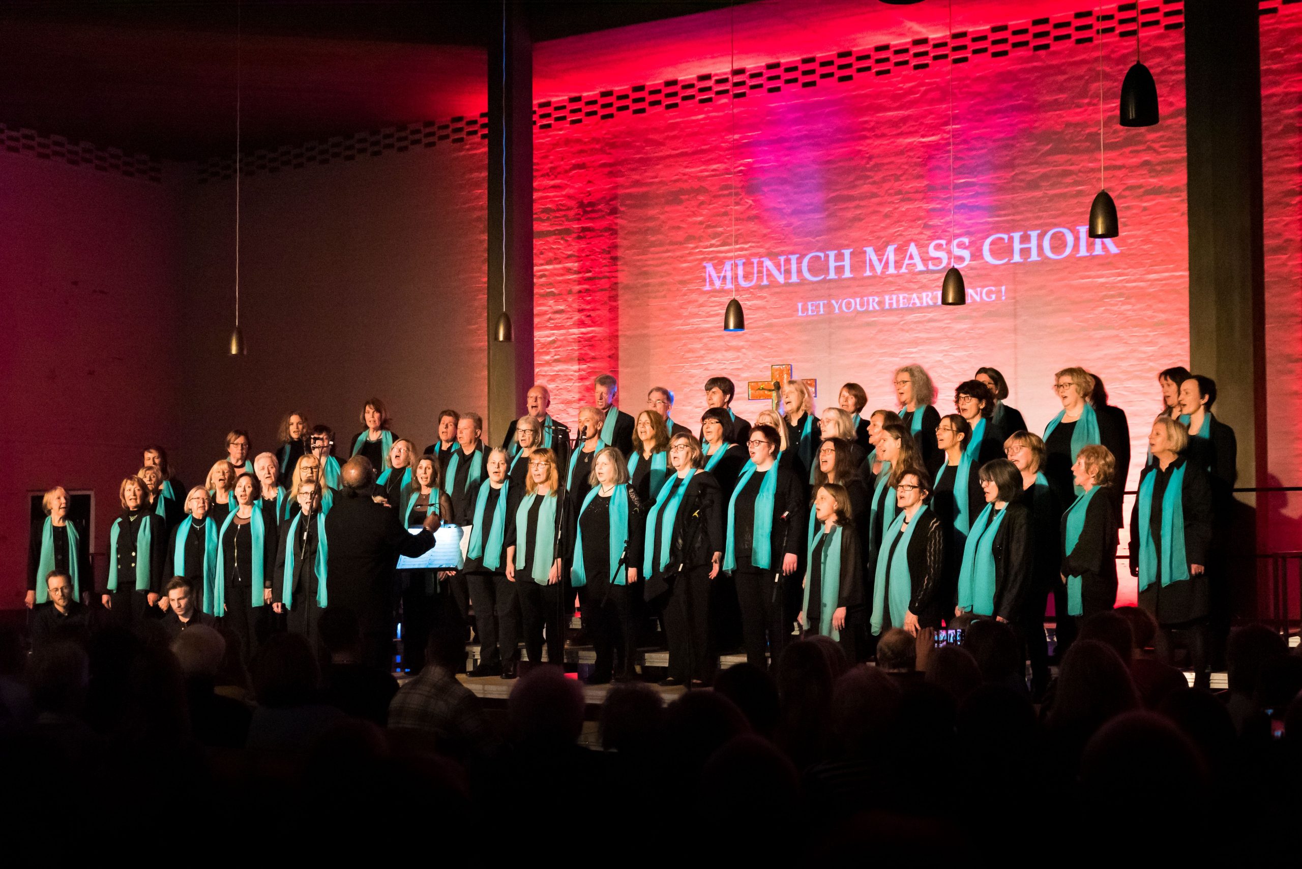 Mitglieder des Munich Mass Choir beim Auftritt in der Nazarethkirche