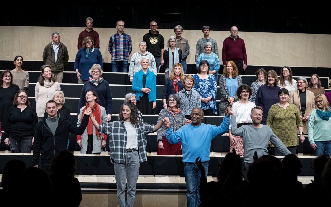 Mitglieder des Munich Mass Choir und Schauspieler:innen des Residenztheaters bei der Vorführung "Die Ereignisse"